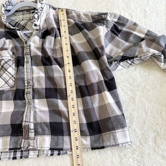 Free People Plaid Shirt Size Medium Black Tan White Crop Snap Front Shacket - Picture 9 of 11